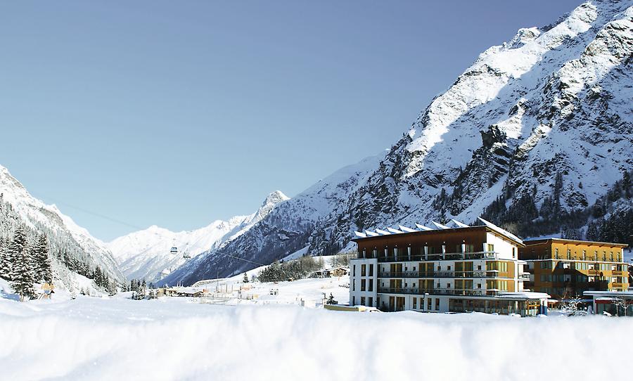 Alpendorf und Hotel Vier Jahreszeiten in Tirol