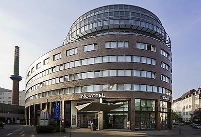 Seminarhotels und Bahnhofsgleis in Niedersachsen – eine entspannte und unkomplizierte An- und Abreise ist ein wesentlicher Aspekt bei der Seminarplanung. Westbahnhof und Novotel Hannover in Hannover