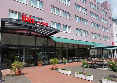 Seminarhotels und Flughafen in Berlin – eine entspannte und unkomplizierte An- und Abreise ist ein wesentlicher Aspekt bei der Seminarplanung. Bahnhofsgleis und ibis Berlin City Nord in Berlin