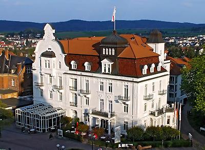 Seminarhotels und Flughafenhalle in Hessen – eine entspannte und unkomplizierte An- und Abreise ist ein wesentlicher Aspekt bei der Seminarplanung. Flughafeneinrichtung und Göbel’s Hotel Quellenhof in Bad Wildungen