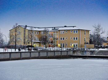 Seminarhotels und Hochzeitsbukett in Bayern – Romantik pur! Hochzeitsgesang und Hotel am See in Neutraubling